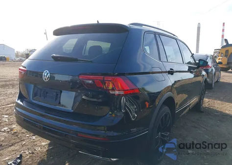 2021 Volkswagen Tiguan 2.0T Se/2.0T Se R-Line Black/2.0T Sel z USA, uszkodzony, nr VIN 3VV2B7AX4MM006847